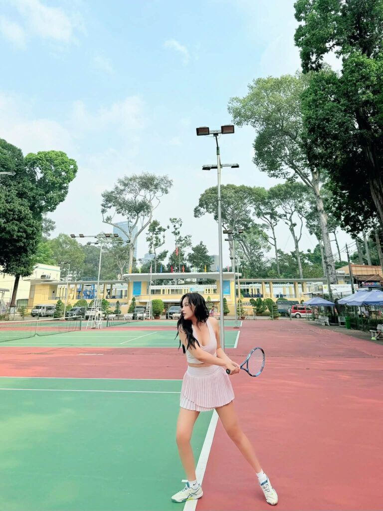 Ney Phạm luyện tập tennis với set đồ thể thao gọn gàng