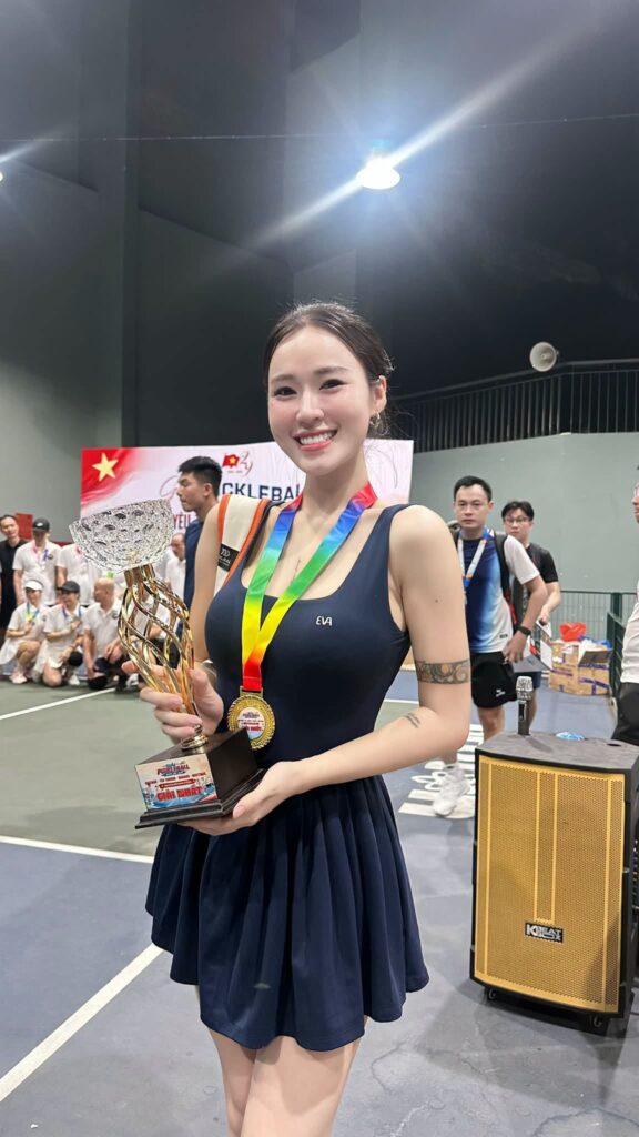 Chiếc vợt Pickleball được nữ nhân viên kinh doanh cầm trên tay