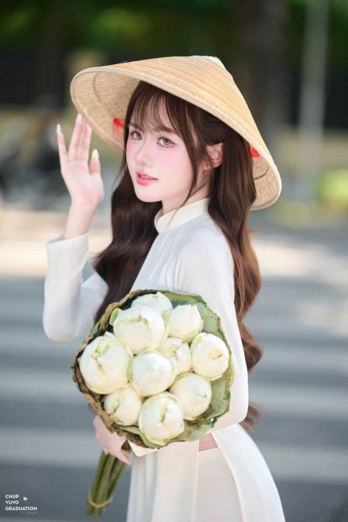 Bộ ảnh áo dài của Quỳnh Hoa với phông nền xanh dịu