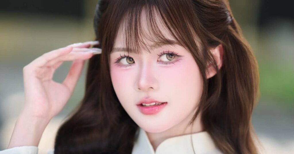 Quỳnh Hoa diện áo dài trắng bên nón lá và hoa sen