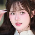Quỳnh Hoa diện áo dài trắng bên nón lá và hoa sen