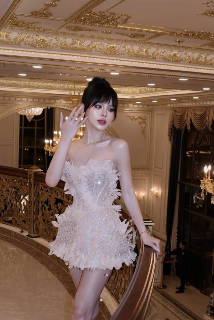 Hình ảnh đối lập giữa diện mạo cũ và phong cách hiện tại của Mẫn Nhi
