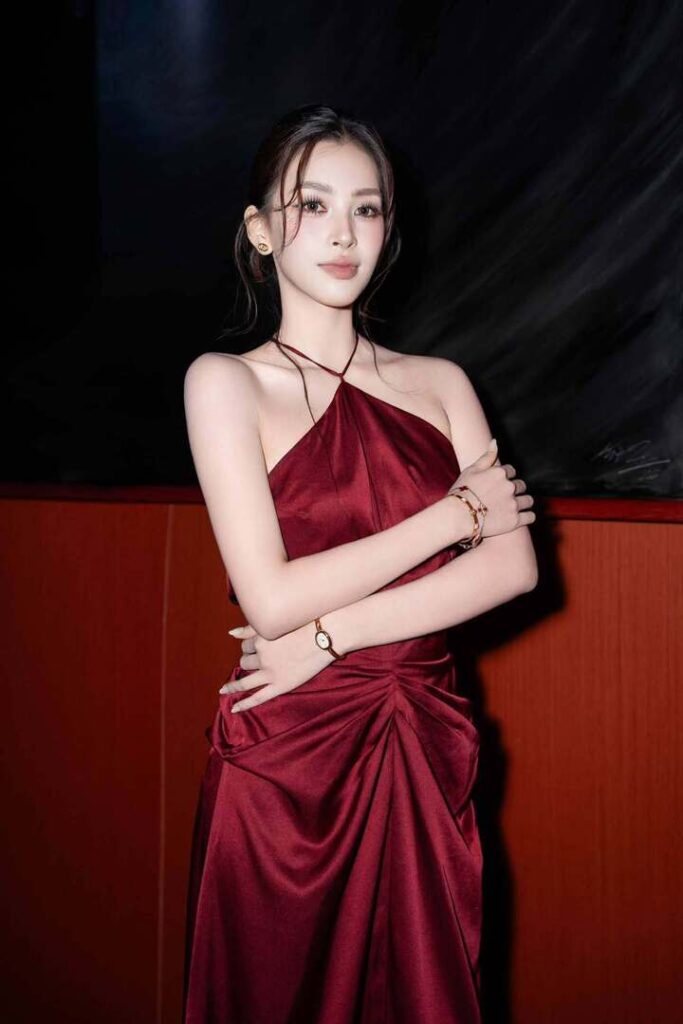 Tiểu Vy mỉm cười trong dịp nhìn lại chặng đường 8 năm đăng quang
