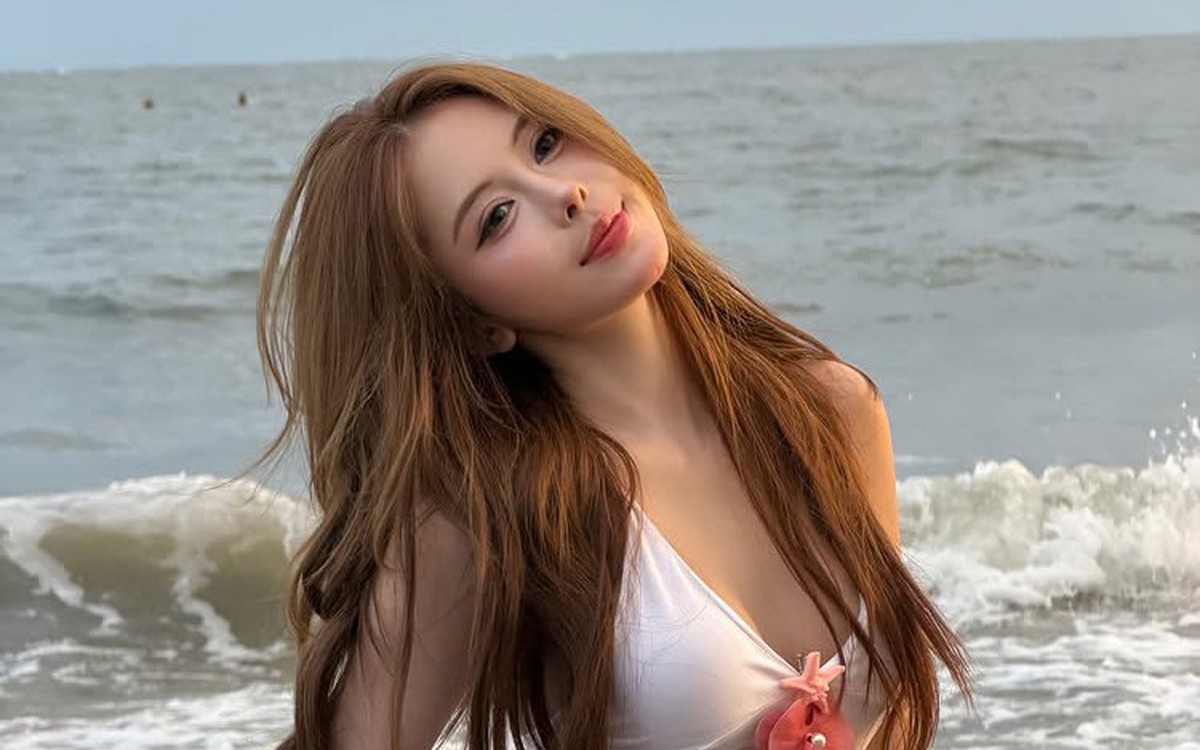 Hà Môi tạo dáng trong trang phục đi biển màu trắng trước khung cảnh biển