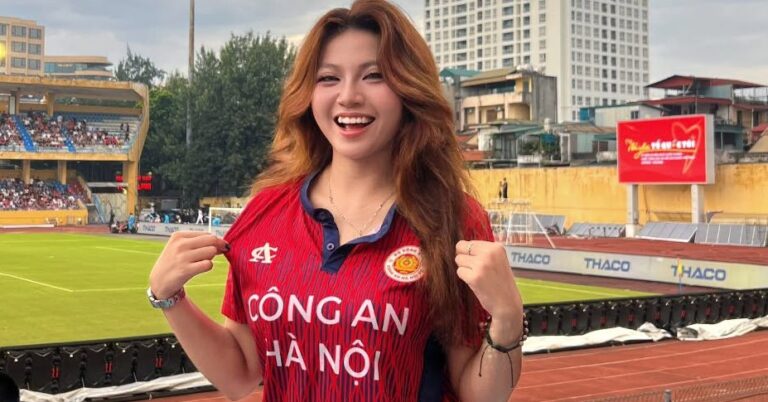 Phương Anh Hoài tươi cười trong trang phục cheerleader của CLB Công an Hà Nội