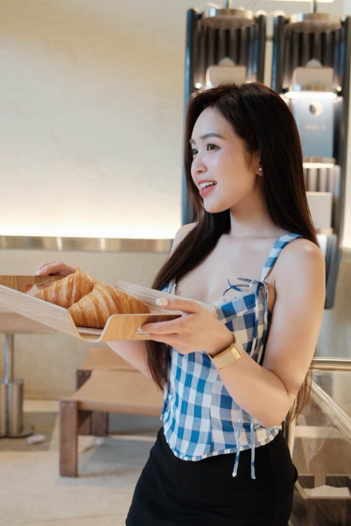 Lê Phương Anh nổi bật dưới ánh đèn vàng của nhà hàng