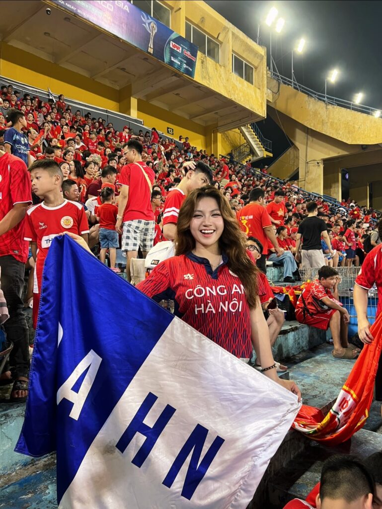 Phương Anh Hoài tạo dáng với phong cách thời trang đời thường trẻ trung