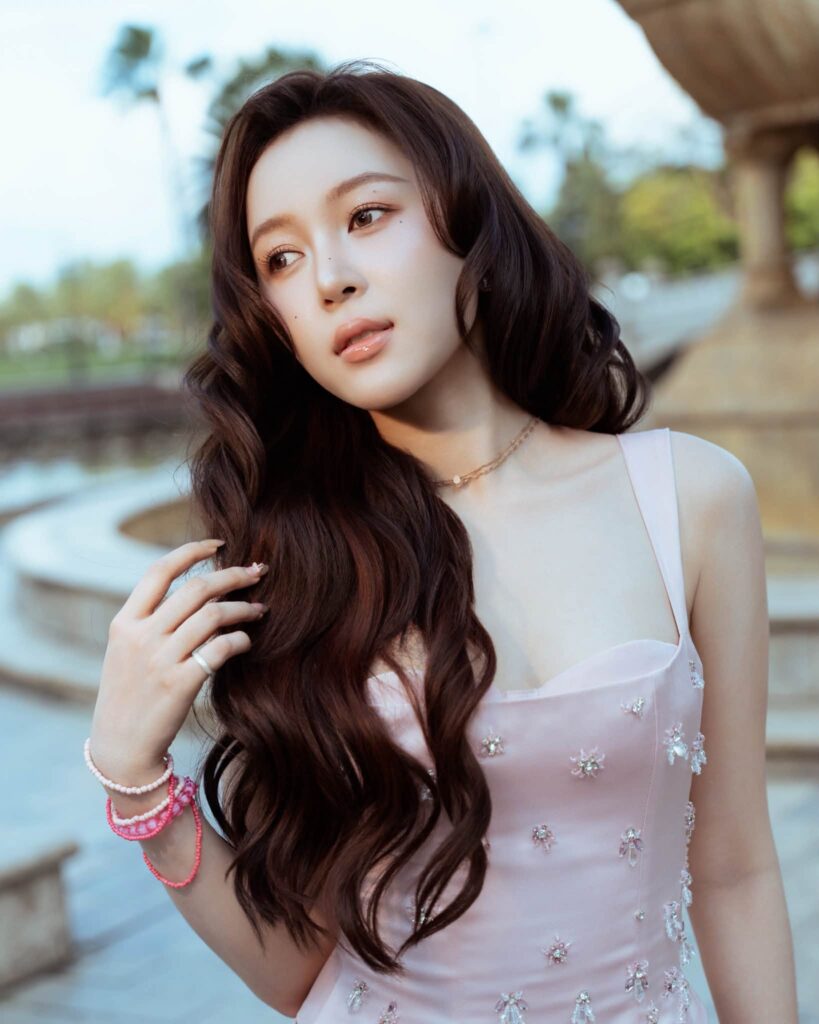 Kiều Duy diện bikini với điểm nhấn dây buộc màu hồng