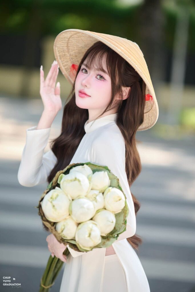 Quỳnh Hoa mỉm cười nhẹ trong bộ ảnh mừng Quốc khánh