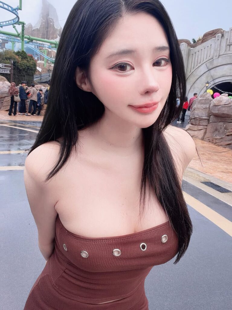 Cận cảnh phụ kiện tóc và trang sức trong một tạo hình cosplay