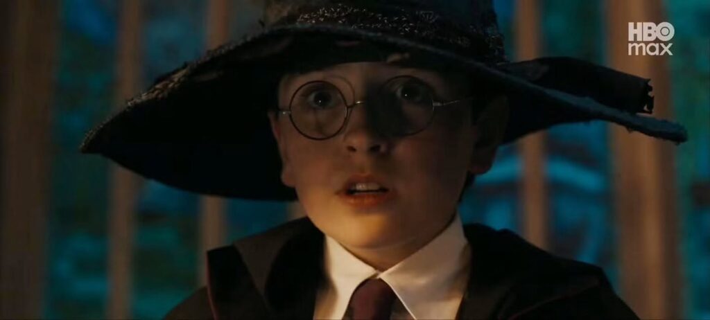 John Lithgow xuất hiện trong vai Albus Dumbledore