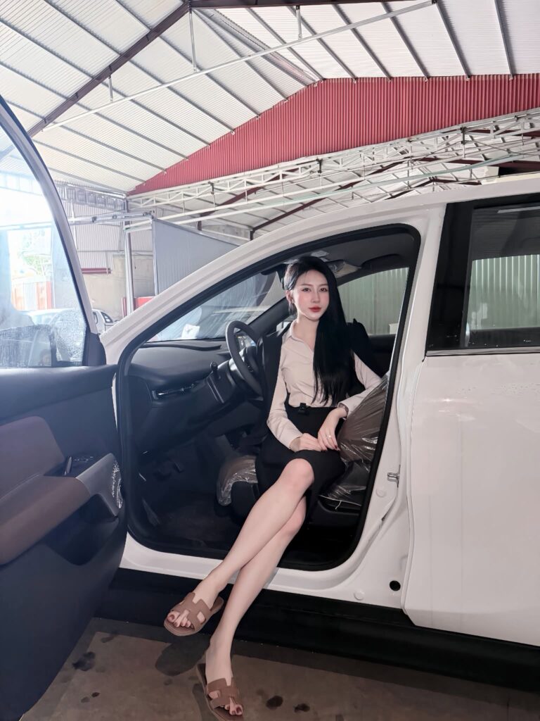 Thương Kem xuất hiện trong bộ đồ dạo phố trẻ trung