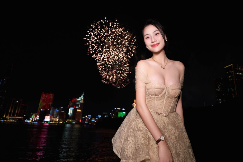 Cận cảnh gương mặt Thu Huyền với thần thái dịu dàng