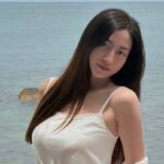 Lương Thùy Linh tạo dáng bên biển trong chuyến đi Nha Trang