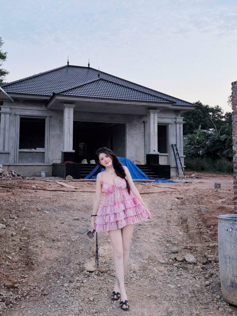 Mai Má Lúm trong một bức ảnh phong cách nữ tính
