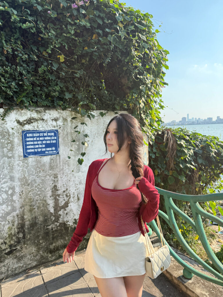 Hot girl đứng ngoài trời dưới ánh nắng đầu tháng 9