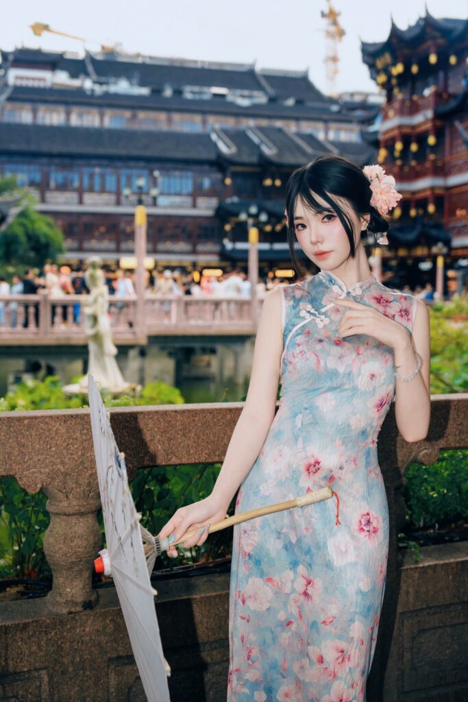 Remind với mái tóc đen dài và bông hoa hồng cài bên tóc