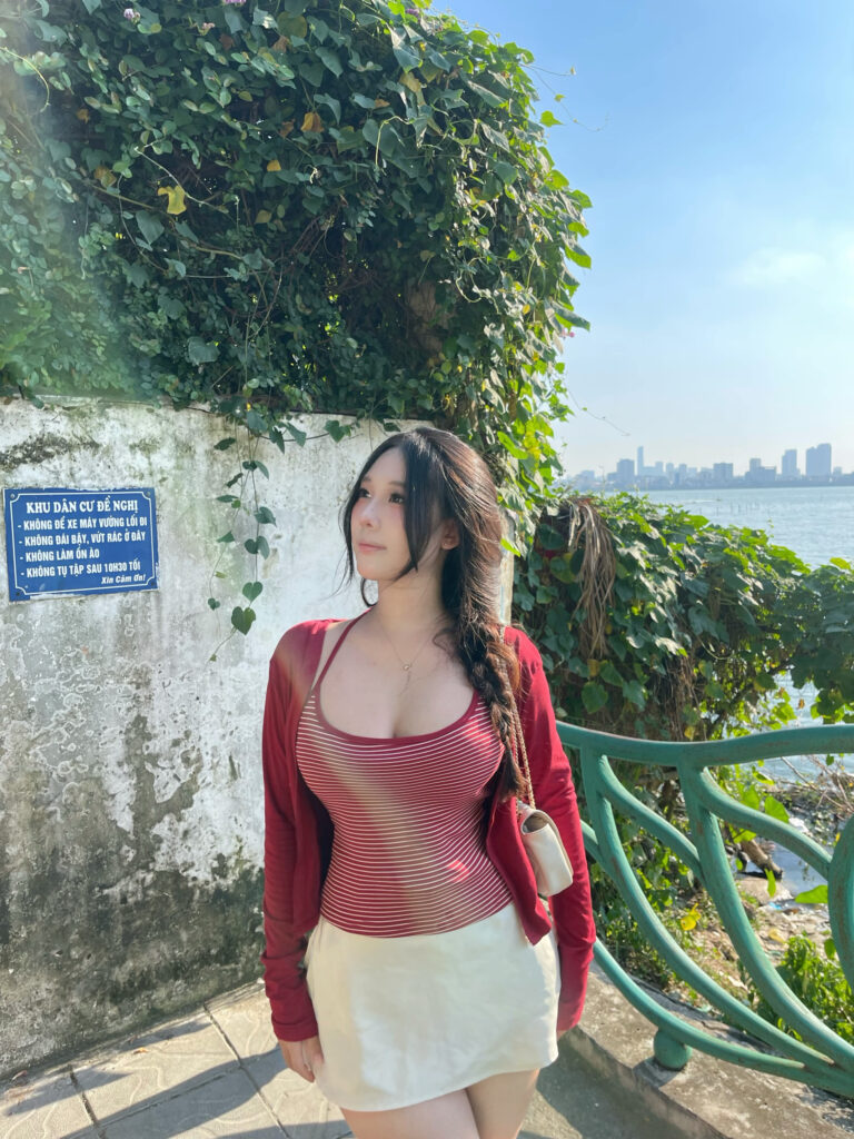 Chân dung hot girl với mái tóc dài và phong cách trang điểm nhẹ
