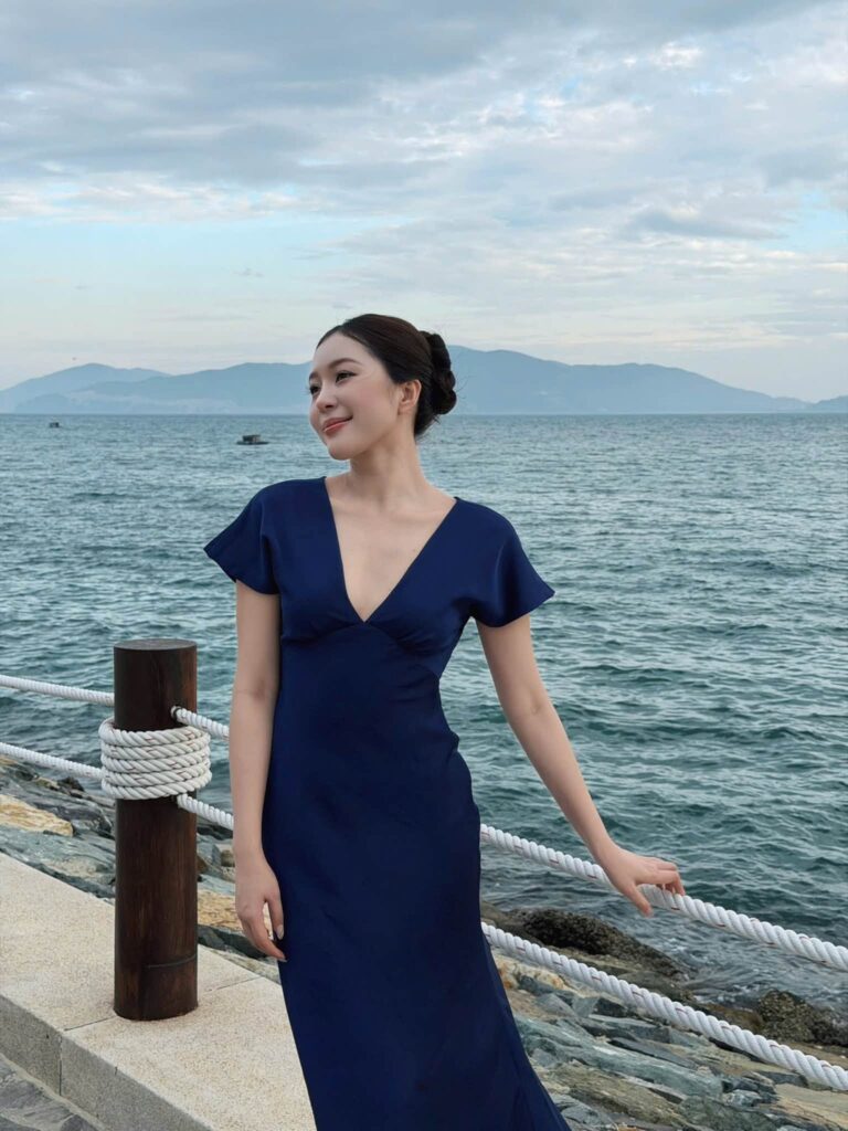Kiều Duy tạo dáng nhẹ nhàng với mái tóc dài bên biển