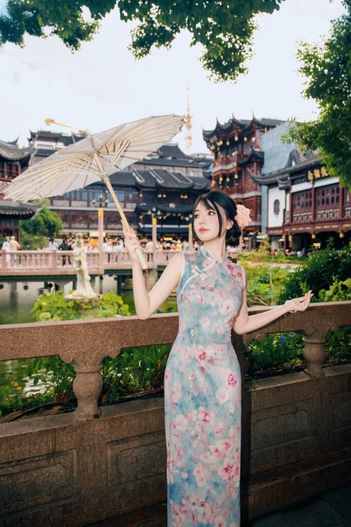 Remind tựa nhẹ vào lan can trong trang phục cổ điển