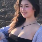Cô gái trẻ tạo dáng bên không gian cà phê nhìn ra biển Mũi Né