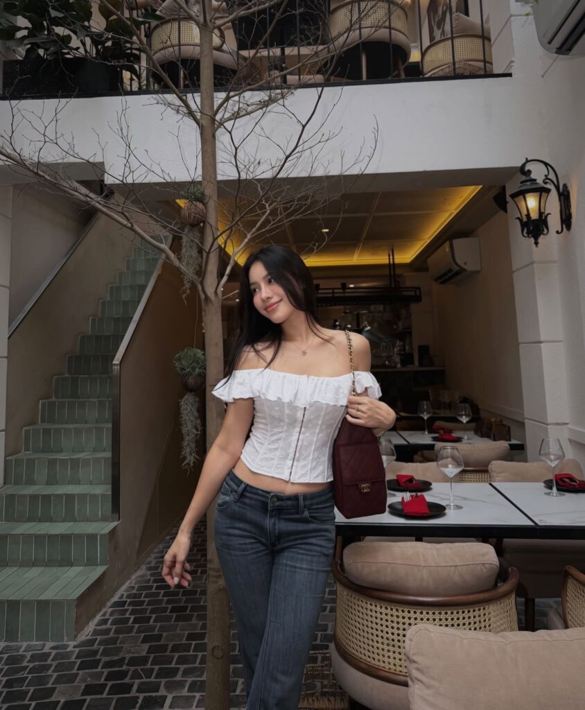 Huyền Dior tạo dáng nghiêng bên làn nước xanh