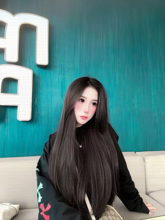 Tiểu Hý xuất hiện giữa không gian biển ngập nắng