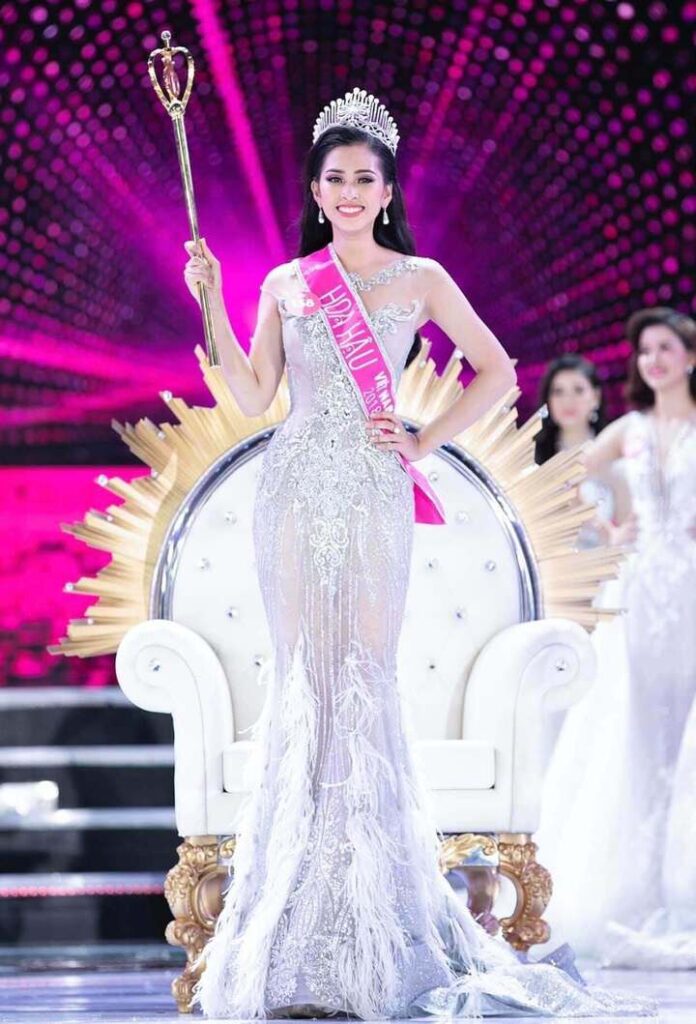 Tiểu Vy thể hiện phong cách trưởng thành trước ống kính