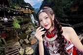 Nutariya nghiêng người nhìn sang bên trước công trình cổ kính