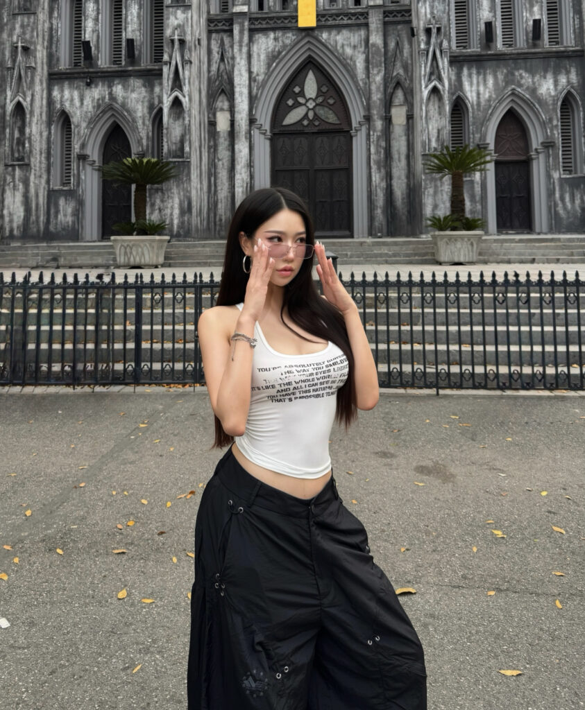 Nutariya đưa tay chỉnh tóc trước Nhà Thờ Lớn
