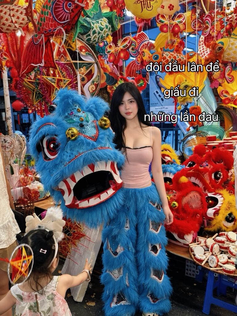 Phương Anh Hoàng kết hợp áo hai dây hồng với trang phục múa lân