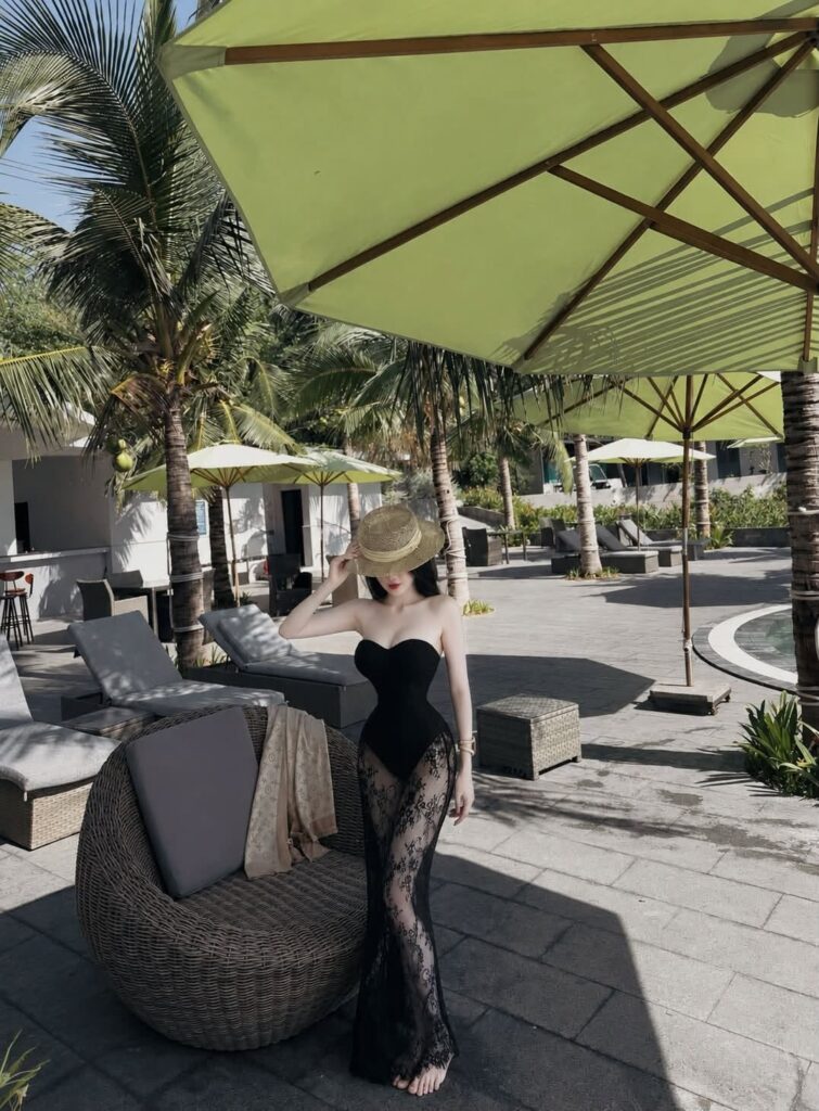 Thương Kem diện bikini trong khung cảnh bãi biển