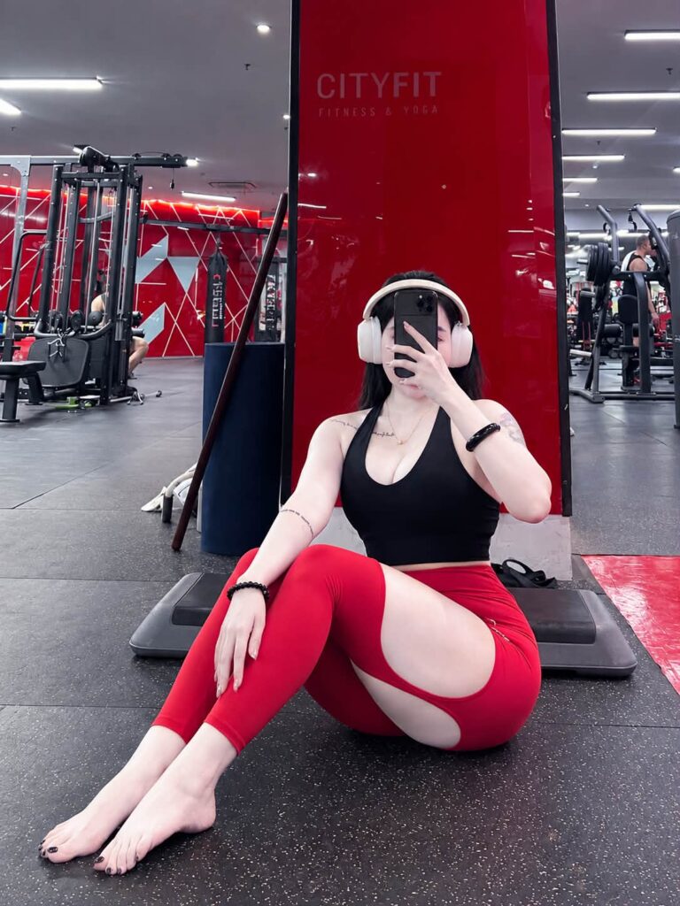 Chi tiết các mảng vải trên chiếc quần gym có thiết kế phá cách