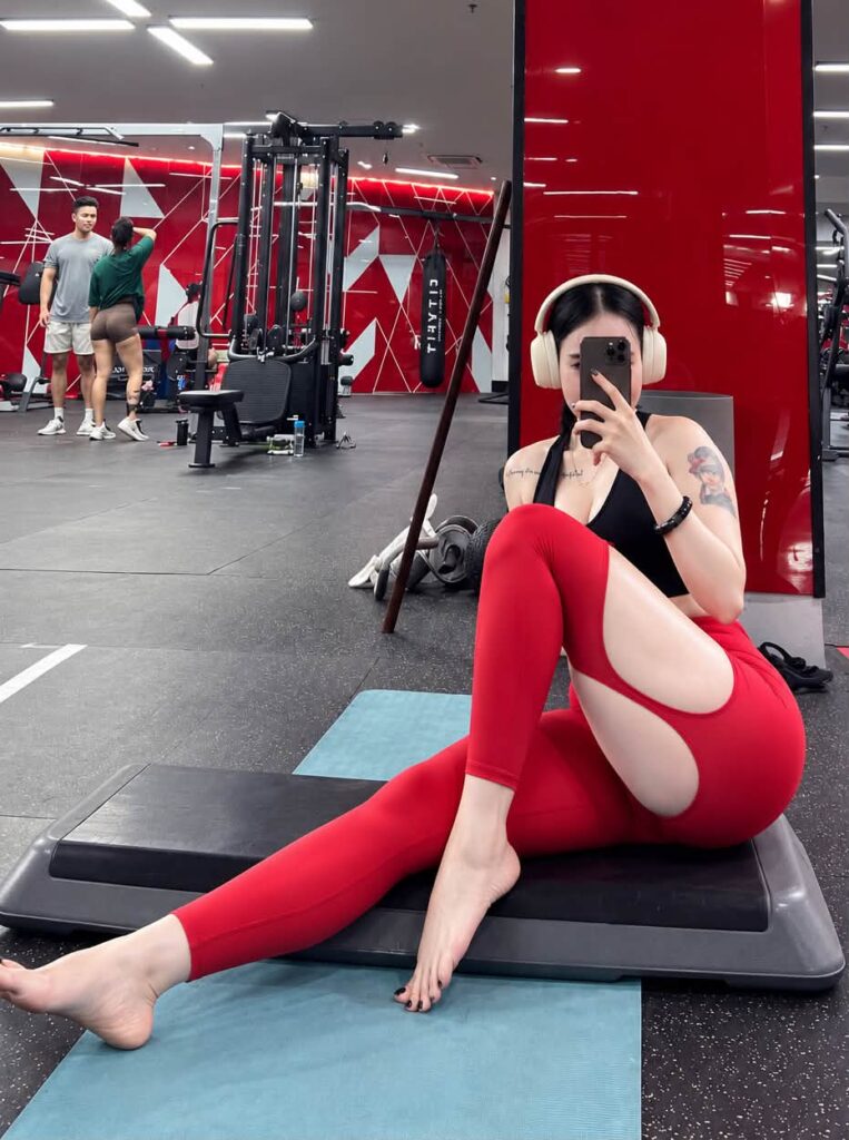Toàn cảnh trang phục thể thao màu đen và đỏ của nữ gymer