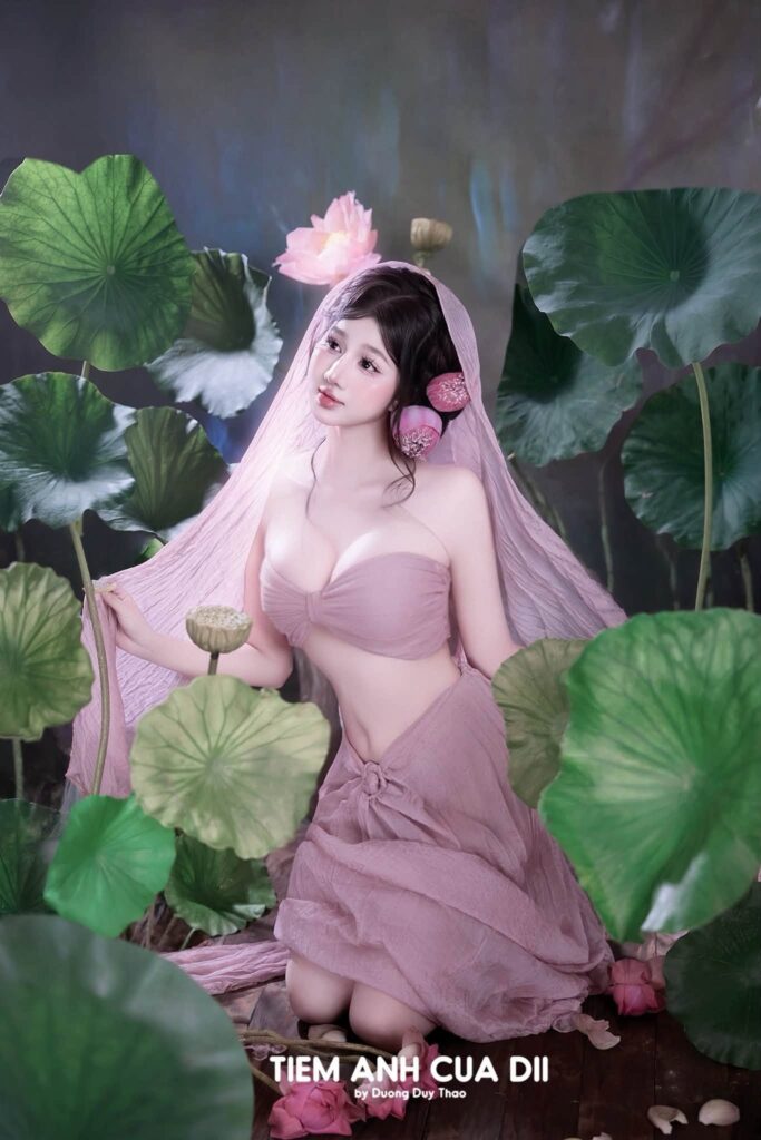 Mai Linh với phụ kiện hoa màu hồng trên mái tóc