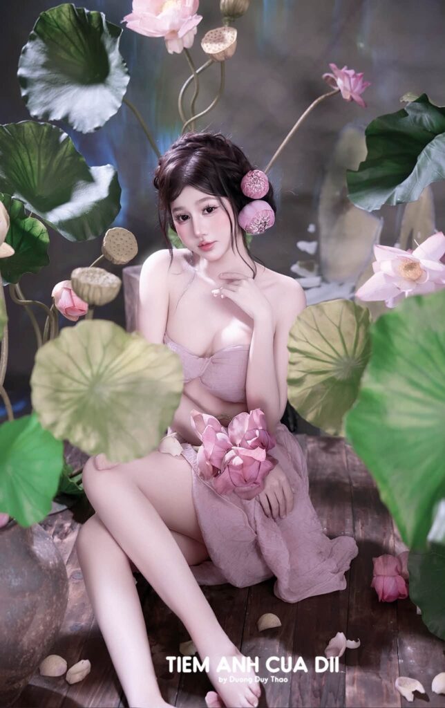 Mai Linh nghiêng đầu tạo dáng trong không gian ngập sắc xanh