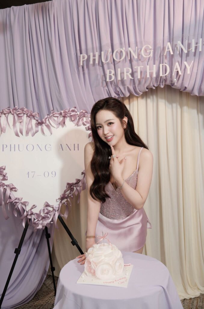 Toàn cảnh không gian sinh nhật được trang trí bằng voan và hoa pastel