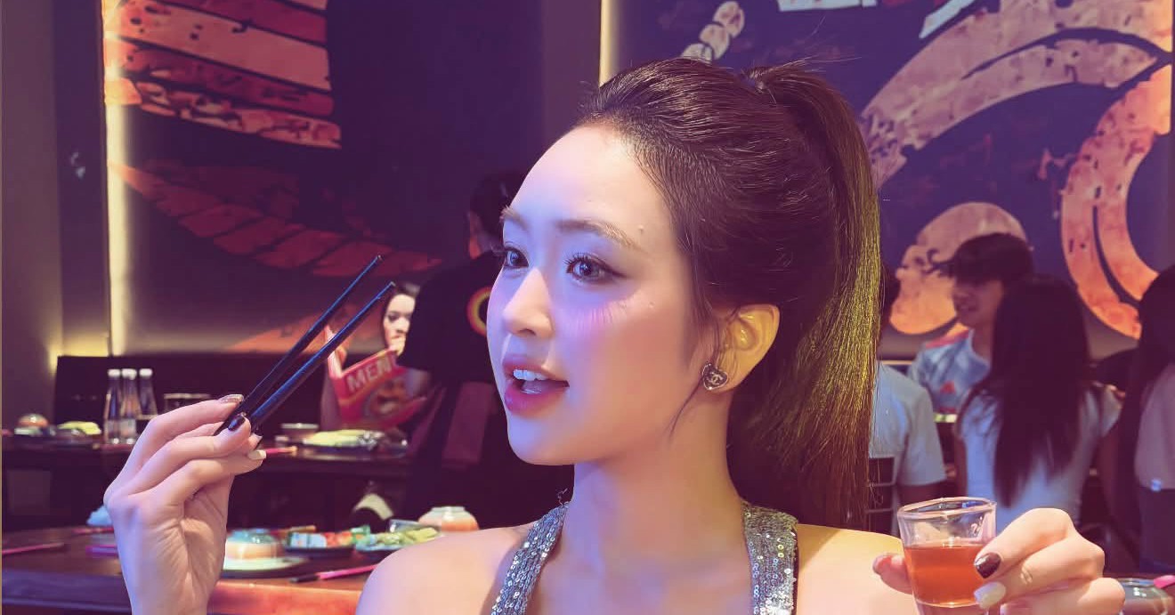 Lê Phương Anh diện váy ánh bạc trong không gian nhà hàng