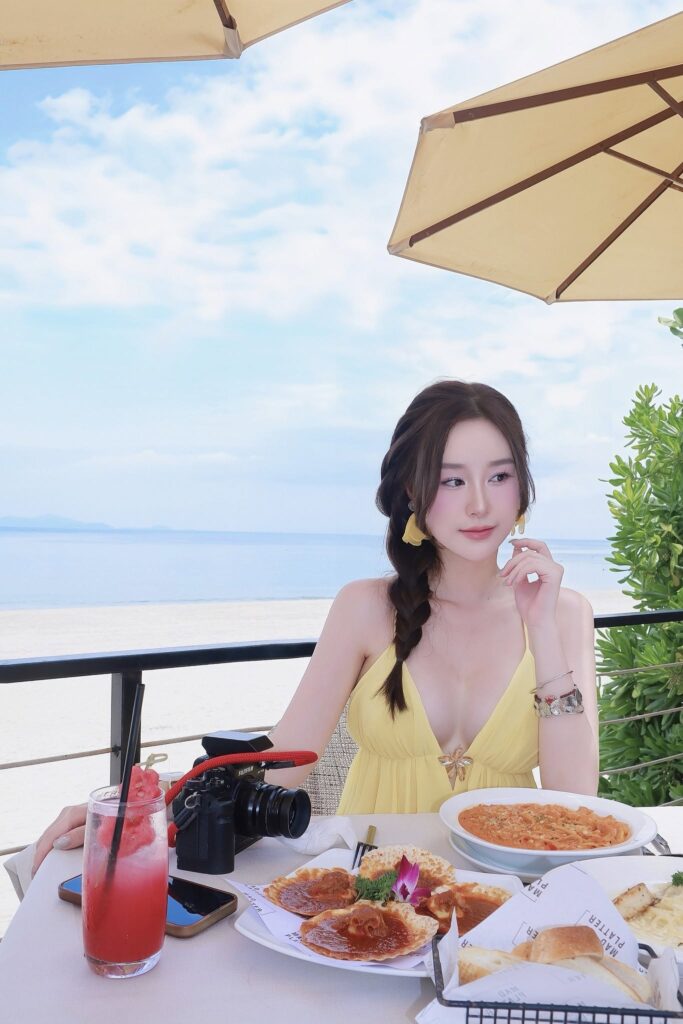 Hàn Trang tạo dáng bên biển trong ánh nắng dịu