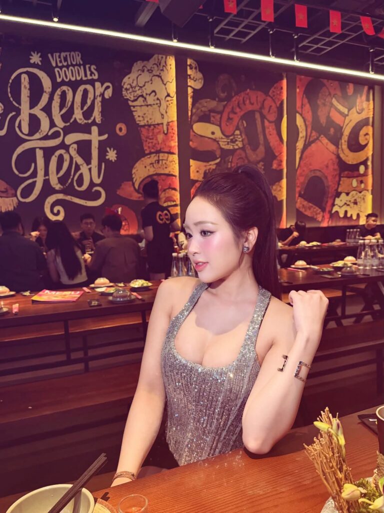 Lê Phương Anh tạo dáng tự nhiên trong loạt ảnh buổi tối