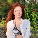 DJ Mie tạo dáng giữa không gian nhiều cây xanh