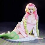 Nữ coser Việt trong tạo hình Mitsuri với mái tóc hồng xanh đặc trưng