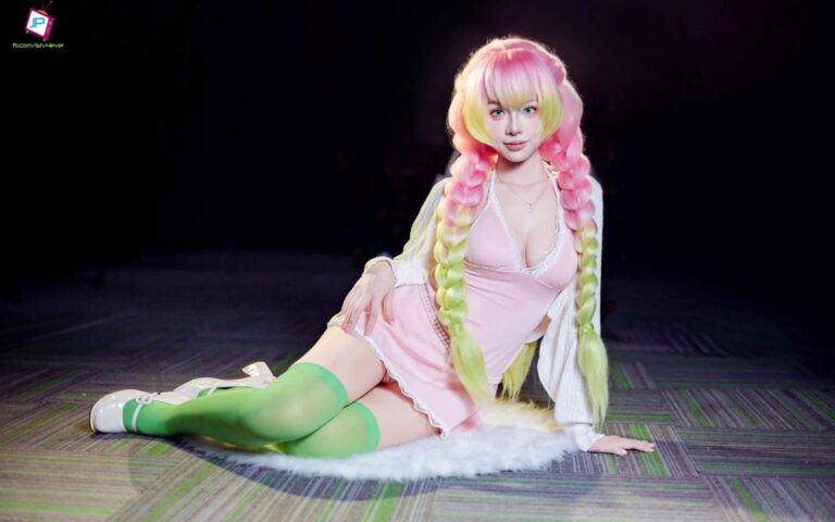 Nữ coser Việt trong tạo hình Mitsuri với mái tóc hồng xanh đặc trưng