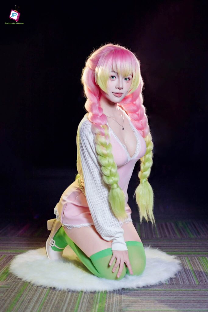 Gương mặt nữ coser với lớp trang điểm tươi sáng trong bộ ảnh cosplay