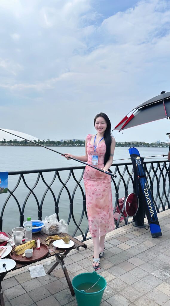 Sân Pickleball phía sau các biển quảng cáo bất động sản