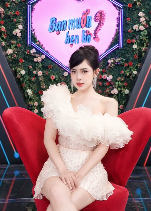 Hot girl Việt trong tạo hình nữ tính tại bối cảnh ghi hình hẹn hò