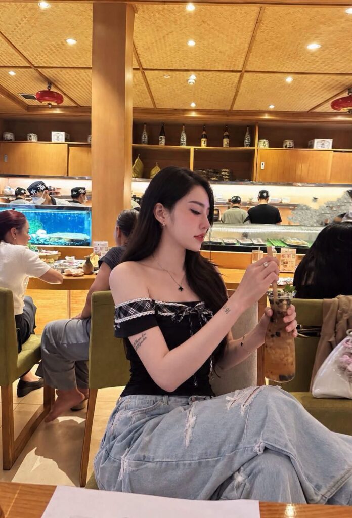 Cô gái diện áo đen kết hợp chân váy sáng màu