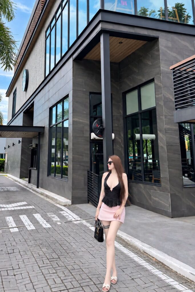 Hot girl ngồi cạnh cửa sổ trong quán cà phê