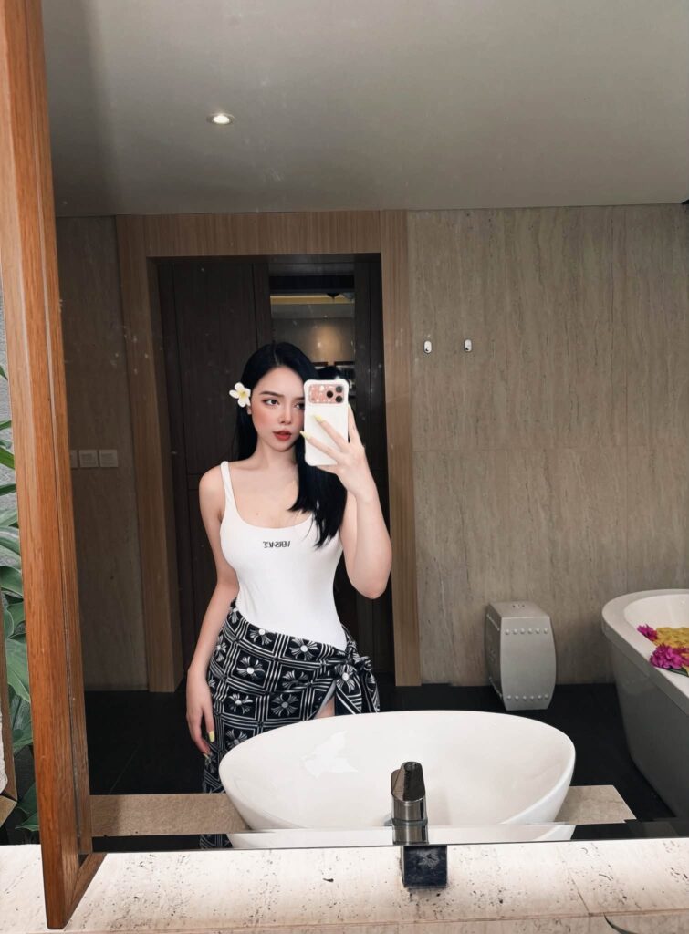 Hot girl búi tóc cao và mỉm cười trước ống kính