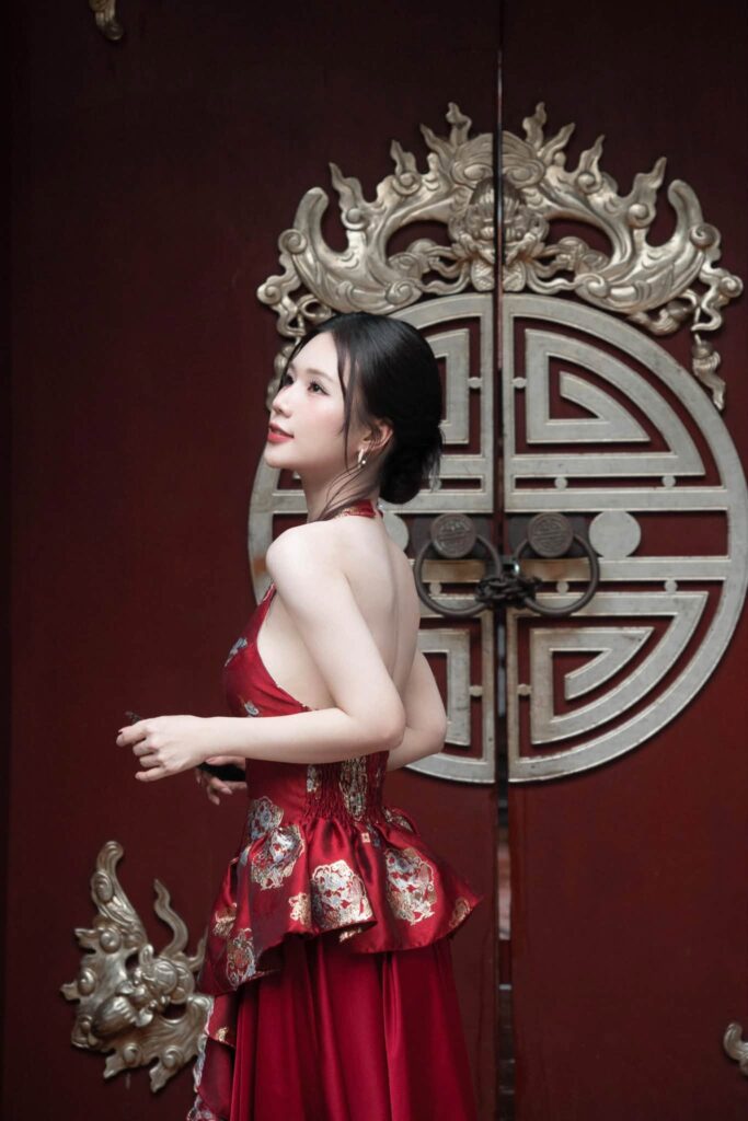 Nữ diễn viên khoe phần vai và lưng trong tạo hình mùa trăng